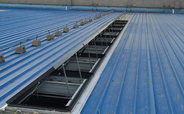 某城市大型商业综合体中庭灞桥排烟窗工程